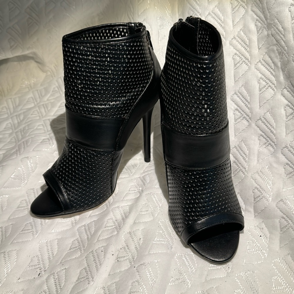 Isabella Rue black size 9 booties